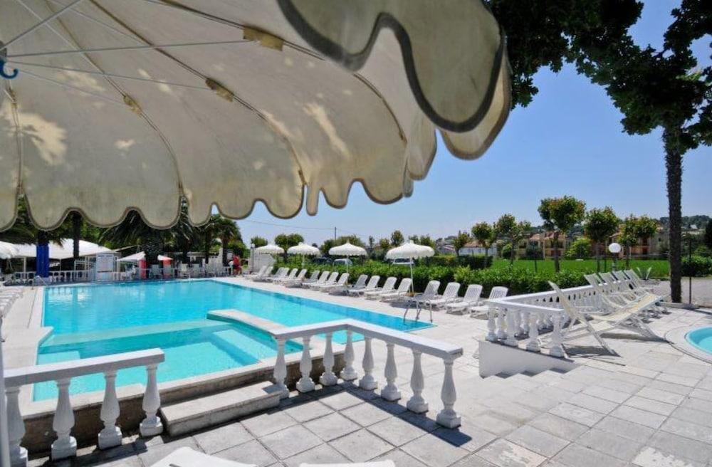 Camping Village Riviera Numana Extérieur photo